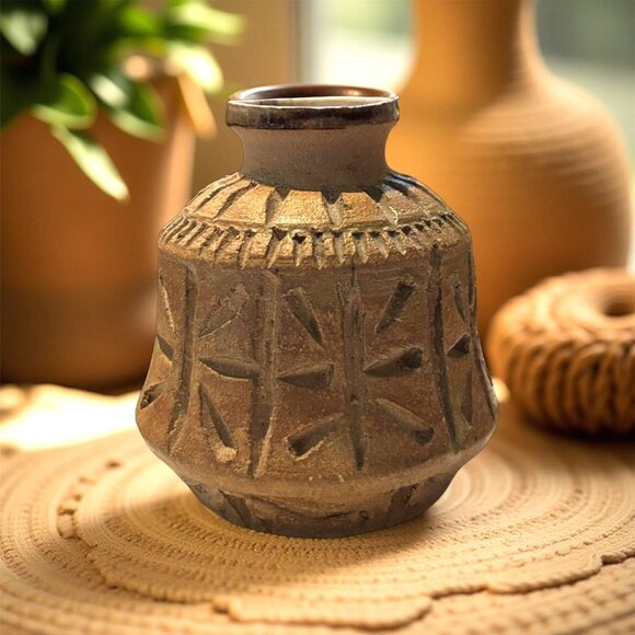 Vintage Canadian Studio Pottery Vase – Handcrafted Textured Brown Glaze, 3.5" x - Picture 7 of 7